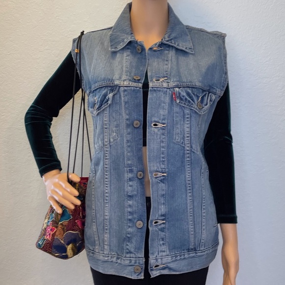 Vintage 90’s oversized medium wash Levi’s vest with pockets and grommet buttons! - Picture 2 of 9